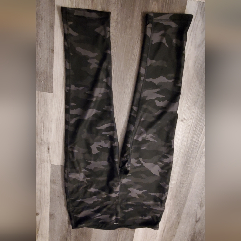 Black and Gray Camouflage Capri Leggings